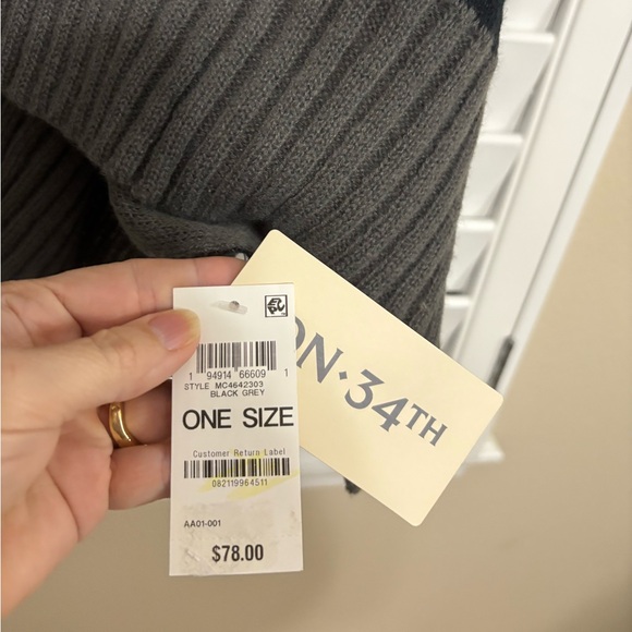 NWT On 34th Reversable Black/Grey poncho/shrug - Picture 4 of 4